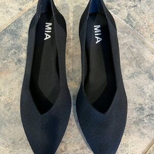 NWOB Mia Kerri Pointed Toe Flats Sz 6.5M